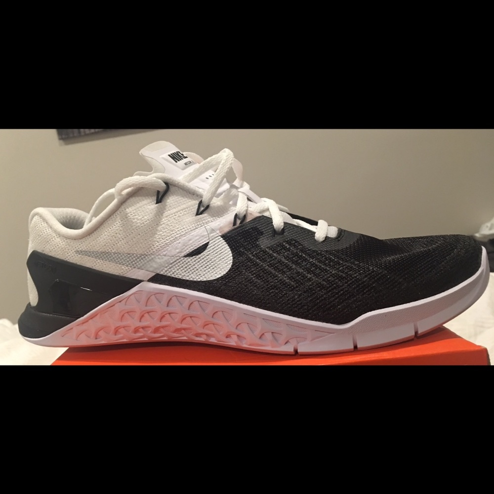 Nike Men’s Metcon Size 10.5 Black/White Sneakers